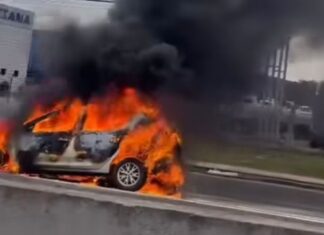 Incêndio destrói carro na BR-116 em Canoas. A ocorrência é no sentido Capital - Interior após o acesso para a BR-386. 