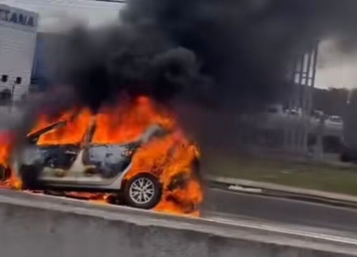 Incêndio destrói carro na BR-116 em Canoas. A ocorrência é no sentido Capital - Interior após o acesso para a BR-386. 