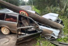 Jovem fica preso nas ferragens após carro bater em poste. A vítima de 19 anos foi encaminhada para atendimento médico em Caxias do Sul.