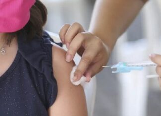 Justiça obriga pais a vacinarem filhas. Em caso de descumprimento, o casal terá que pagar multa diária de R$ 10 mil