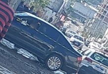 Um homem foi morto a tiros dentro de um carro na manhã desta terça-feira (16), no bairro Santa Catarina, em Caxias do Sul. O crime ocorreu por volta das 10h, na Rua Emílio Ribas.