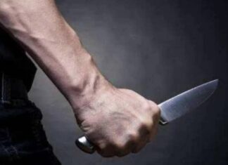 Marido é preso após tentar matar esposa com 17 golpes de faca. A faca usada no crime foi encontrada por guardas civis municipais.