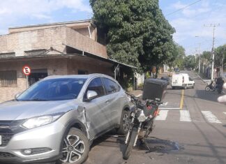 Um motociclista ficou ferido após o acidente com uma caminhonete em Canoas. A ocorrência foi na tarde desta quarta-feira (3).