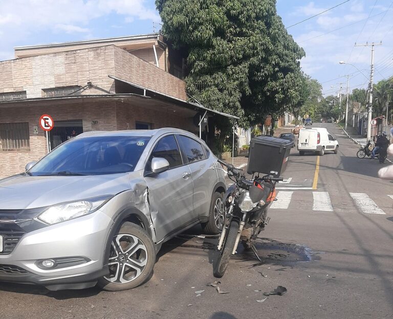 Um motociclista ficou ferido após o acidente com uma caminhonete em Canoas. A ocorrência foi na tarde desta quarta-feira (3).