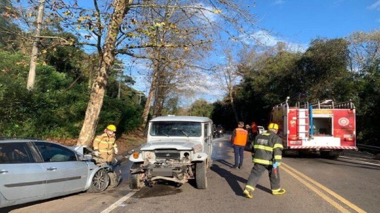 Motorista morre na BR-116 após colisão frontal entre dois carros