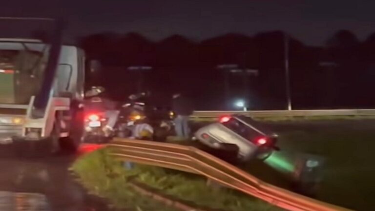 Motorista perde controle e carro quase cai de viaduto em Canoas. O acidente ocorreu no viaduto do V Comar na noite da última sexta-feira (5).