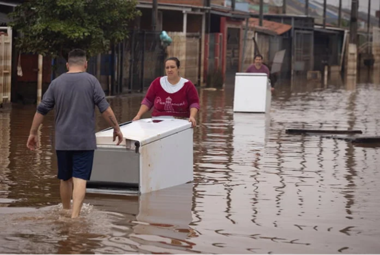 Municípios podem receber doações de geladeiras e fogões com voltagem 220. Os eletrodomésticos são para moradores atingidos pelas enchentes
