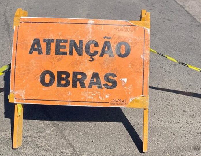 Uma obra causa bloqueios e desvios no trânsito em Canoas. Os serviços acontecem na rua Venâncio Aires, no bairro Niterói