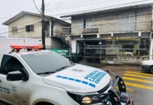 Um homem foi morto a tiros em frente a sua oficina mecânica, em Caxias do Sul, na manhã desta quarta-feira (10).