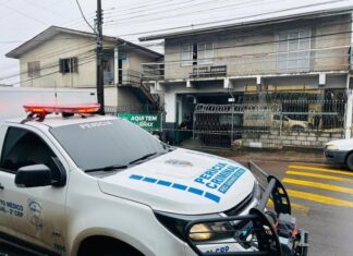 Um homem foi morto a tiros em frente a sua oficina mecânica, em Caxias do Sul, na manhã desta quarta-feira (10).