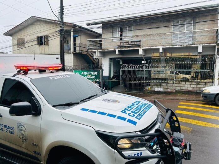 Um homem foi morto a tiros em frente a sua oficina mecânica, em Caxias do Sul, na manhã desta quarta-feira (10).