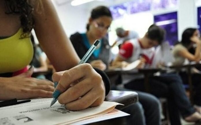 Os estudantes do ensino médio podem sacar o valor de R$ 200 a cada mês ou então acumular uma quantia anual através do Programa Pé de Meia