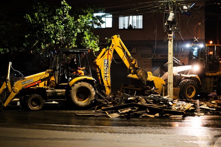 A Prefeitura de Canoas anunciou que fará a limpeza de entulhos da enchente durante 24 horas no bairro Mathias Velho.