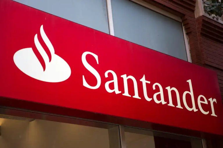 O Santander Brasil capta R$ 1,3 bi pela primeira vez em um "social bond", volume captado em título de dívida com enfoque social.