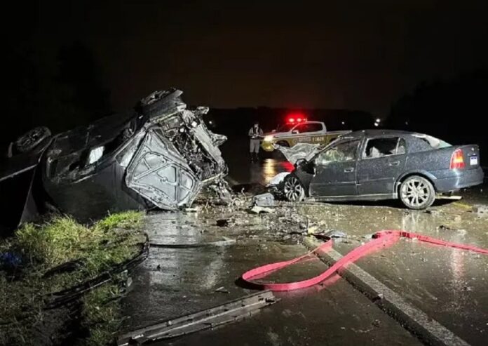 Três pessoas morrem após colisão frontal entre dois carros; Criança de 2 anos ficou ferida. As vítimas não tiveram os nomes divulgados.