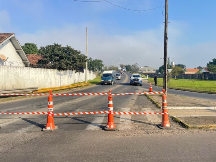 Viaduto em Canoas tem bloqueio de pista