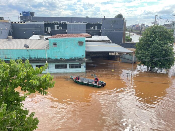 Governo anuncia critérios de doação de casas após enchente em Canoas