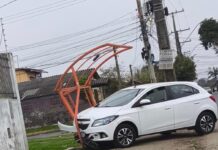 Carro Canoas bate em parada
