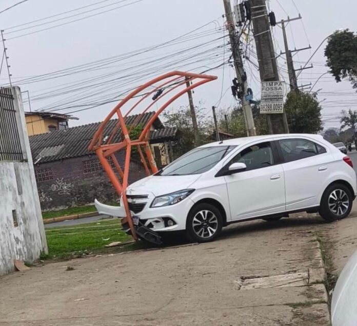 Carro Canoas bate em parada