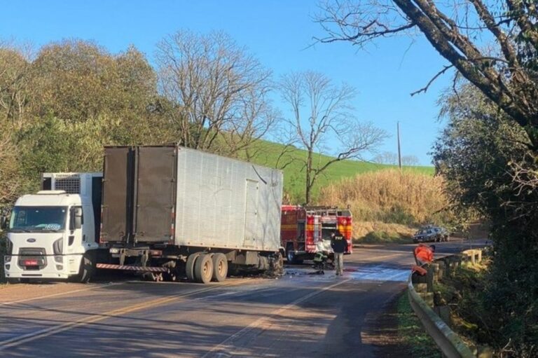 Duas pessoas morrem em grave acidente na BR-386 envolvendo duas carretas. Os motoristas acabaram morreram no local