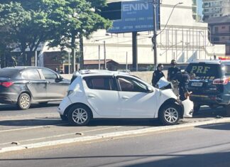 Carro fica destruído após acidente em Canoas na manhã desta quarta-feira (31). A colisão aconteceu envolvendo um caminhão, na BR-116, sentido Capital - Interior.