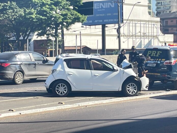 Carro fica destruído após acidente em Canoas na manhã desta quarta-feira (31). A colisão aconteceu envolvendo um caminhão, na BR-116, sentido Capital - Interior.