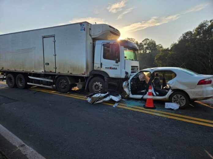 Acidente na BR-386 matou duas mulheres e dois homens. A colisão envolveu um carro e um caminhão chegou a deixar o trânsito bloqueado