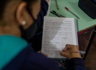 Alunos que estão sem aulas presenciais podem retirar atividades nas escolas em Canoas. A informação é da Secretaria Municipal de Educação.