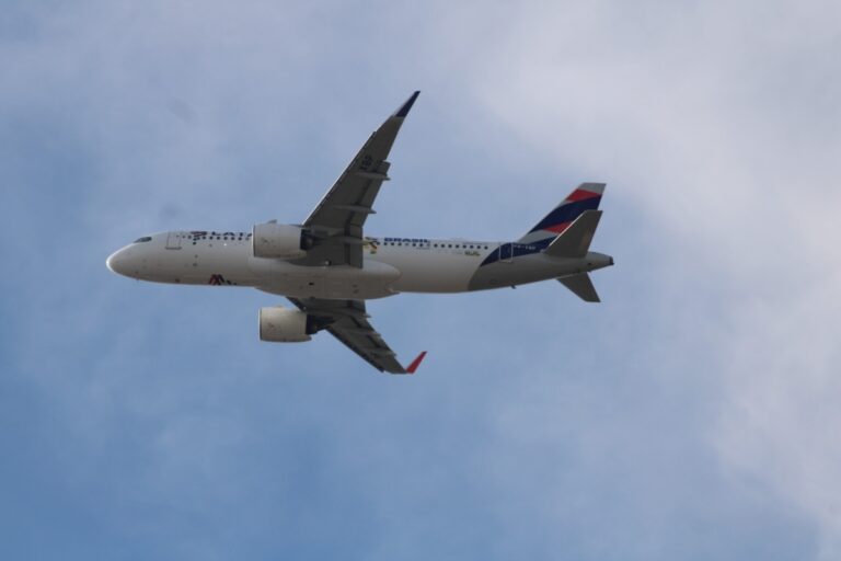 Airbus da Latam não consegue pousar na Base Aérea de Canoas