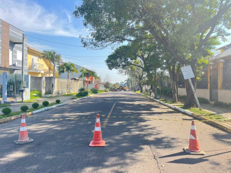 Obra causa bloqueio de rua em Canoas