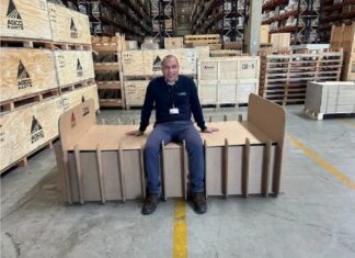 Funcionários da AGCO desenvolveram um projeto na unidade da AGCO em Jundiaí para reaproveitar caixas de papelão usadas em embalagens.