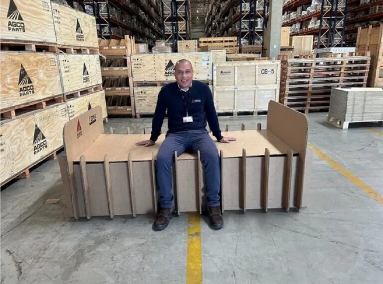 Funcionários da AGCO desenvolveram um projeto na unidade da AGCO em Jundiaí para reaproveitar caixas de papelão usadas em embalagens.