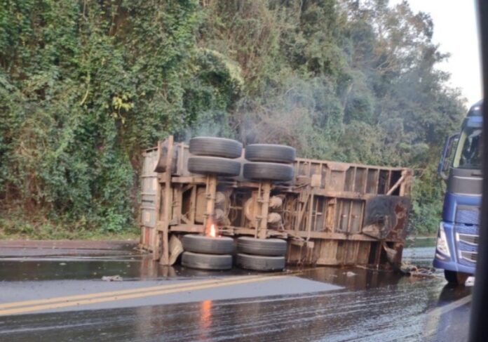 Caminhão de glicerina tomba na BR-386 e bloqueia rodovia