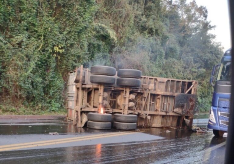Caminhão de glicerina tomba na BR-386 e bloqueia rodovia