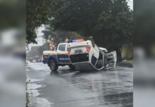 Um carro capotou na manhã desta quarta-feira (10) e causa bloqueio no trânsito em Canoas. O acidente foi na Rua Cairú, no bairro Rio Branco.