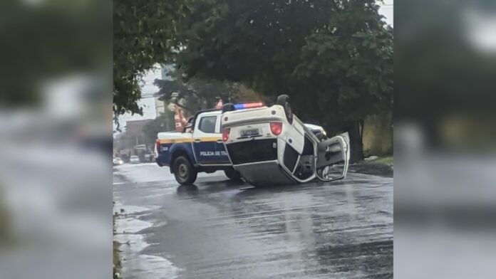 Um carro capotou na manhã desta quarta-feira (10) e causa bloqueio no trânsito em Canoas. O acidente foi na Rua Cairú, no bairro Rio Branco.