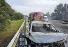 Carro pega fogo após pane elétrica. Um Chevrolet Prisma pegou fogo na BR-386 em Bom Retiro Do Sul na manhã desta segunda-feira (15).