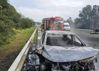 Carro pega fogo após pane elétrica. Um Chevrolet Prisma pegou fogo na BR-386 em Bom Retiro Do Sul na manhã desta segunda-feira (15).