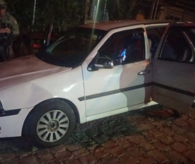 Criminosos matam jovem de 19 anos a tiros dentro de carro