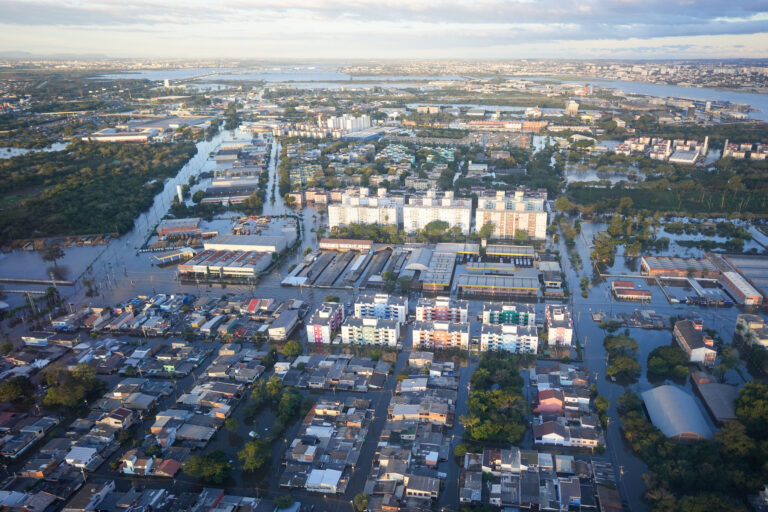 Fábrica demite funcionários após enchente