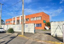 Duas escolas em Canoas suspendem aulas devido ao cheiro de fumaça de incêndio na tarde desta terça-feira (30). A Escola Municipal de Ensino Fundamental Paulo Freire, situada na rua Ernesto Che Guevara, no bairro Guajuviras, em Canoas, suspendeu suas atividades devido à queima irregular de pneus realizada nas proximidades da escola.