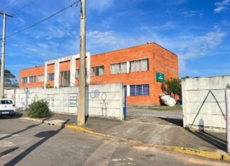 Duas escolas em Canoas suspendem aulas devido ao cheiro de fumaça de incêndio na tarde desta terça-feira (30). A Escola Municipal de Ensino Fundamental Paulo Freire, situada na rua Ernesto Che Guevara, no bairro Guajuviras, em Canoas, suspendeu suas atividades devido à queima irregular de pneus realizada nas proximidades da escola.