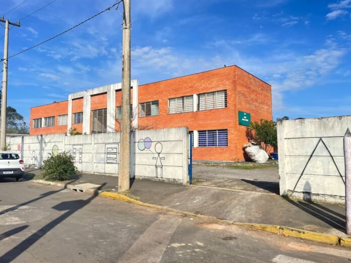 Duas escolas em Canoas suspendem aulas devido ao cheiro de fumaça de incêndio na tarde desta terça-feira (30). A Escola Municipal de Ensino Fundamental Paulo Freire, situada na rua Ernesto Che Guevara, no bairro Guajuviras, em Canoas, suspendeu suas atividades devido à queima irregular de pneus realizada nas proximidades da escola.