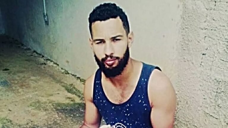 O caso foi registrado na cidade de Fazenda Rio Grande, na Região Metropolitana de Curitiba. O filho da vítima presenciou o crime.