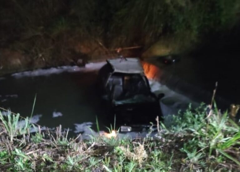 Homem morre ao capotar carro. Um homem morreu após capotar o carro na ERS- 122 em Flores da Cunha, na noite do último domingo (14).