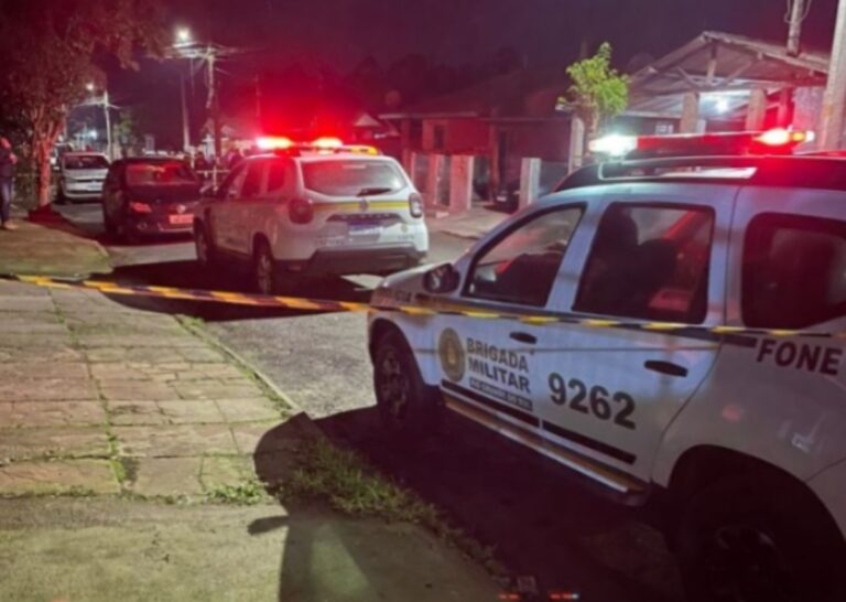 Homem é morto a tiros dentro de carro 