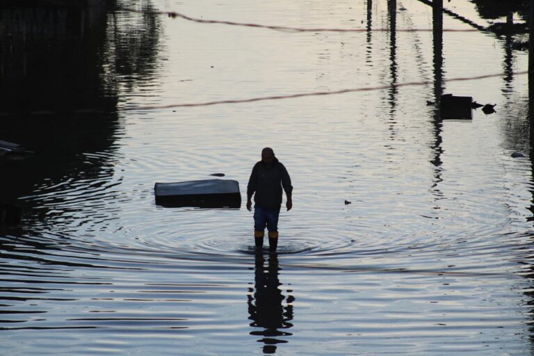 O Governo do Estado do Rio Grande do Sul, lançou o Programa Cuidar Tchê 60+, que vai pagar um kit de R$3 mil a idosos atingidos pela enchente. De acordo com o governo, 13 cidades vão receber ajuda, incluindo Canoas