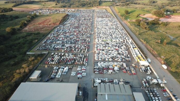 Mais de 5 mil veículos atingidos pela enchente no Rio Grande do Sul estão disponíveis para leilão em Nova Santa Rita.