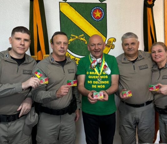 luciano hang em canoas entrega vale-compras para policiais atingidos pela enchente