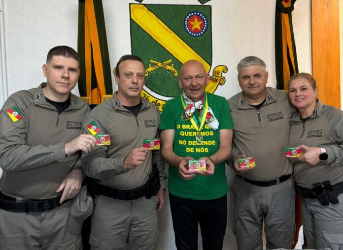 luciano hang em canoas entrega vale-compras para policiais atingidos pela enchente